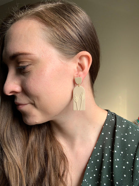 Claire Pampas Earring in Taupe
